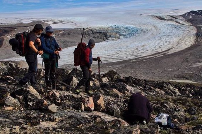 Investigadores del CSIC miran a un glaciar en Groenlandia.