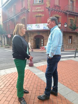 La concejal de Cultura, Iratxe Foces, y el director del Euskaltegi Municipal, Joseba Urriz.