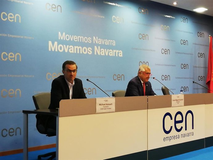 El presidente de Volkswagen Navarra, Michael Hobusch (i), y el presidente de la Confederación Empresarial de Navarra, Juan Miguel Sucunza.