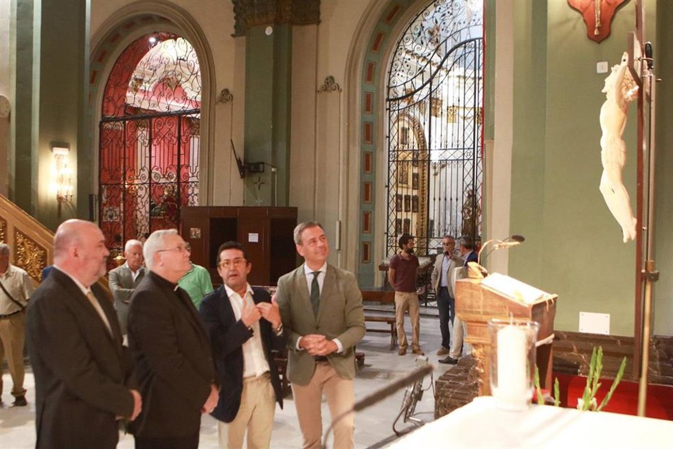 El consejero de Presidencia, Turismo, Cultura y Deportes, Marcos Ortuño (1d), el director del Centro de Restauración, Javier Bernal (2d), el obispo, José Manuel Lorca Planes (2i), y el director general de Patrimonio Cultural, Pablo Braquehais (1i)