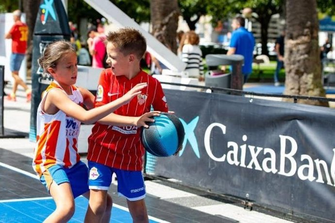Archivo - Niños juegan en el circuito Plaza 3x3 CaixaBank.