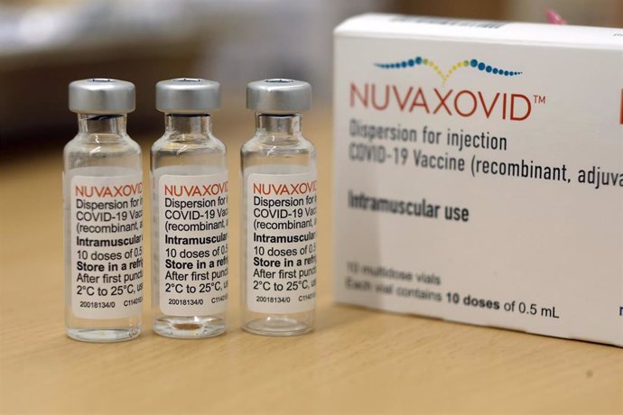 Archivo - FILED - 01 April 2022, Saxony-Anhalt, Quedlinburg: Ampoules containing the Corona vaccine Nuvaxovid from the manufacturer Novavax sit on a table at a vaccination center. Swissmedic, the Swiss Agency for Therapeutic Products, has expanded its t