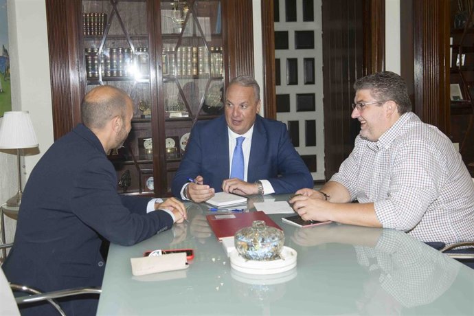 Ruiz Boix con el alcalde de Grazalema.