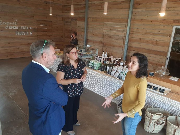 La vicepresidenta y consellera de Cultura, Patrimonio y Política del Consell de Mallorca, Bel Busquets, visita una de las empresas beneficiarias de las ayudas para el fomento del catalán.