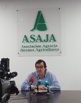 El presidente de Asaja Extremadura, Ángel García Blanco, en una rueda de prensa