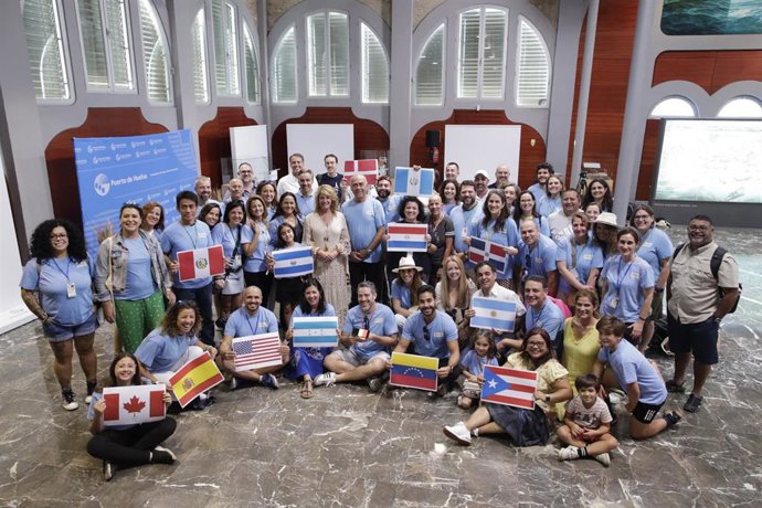 Más de 100 expedicionarios de la Ruta Quetzal conocen la lonja de la innovación y el Muelle Sur del Puerto de Huelva.