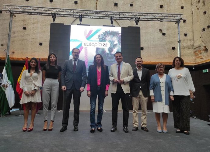 Loles López (centro), en la inauguración de Eutopía 2022, entre el delegado del Gobierno andaluz en Córdoba, Adolfo Molina, y José María Bellido.