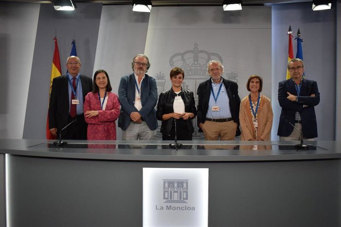 La directiva de FAPE junto a la ministra portavoz del Gobierno, Isabel Rodríguez, en el centro.