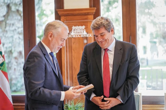 El ministro de Inclusión, Seguridad Social y Migraciones, José Luis Escrivá, regala unos catálogos de unas exposiciones al Lehendakari, Iñigo Urkullu, durante su reunión en el Palacio de Ajuria Enea, a 14 de octubre de 2022, en Vitoria-Gasteiz.