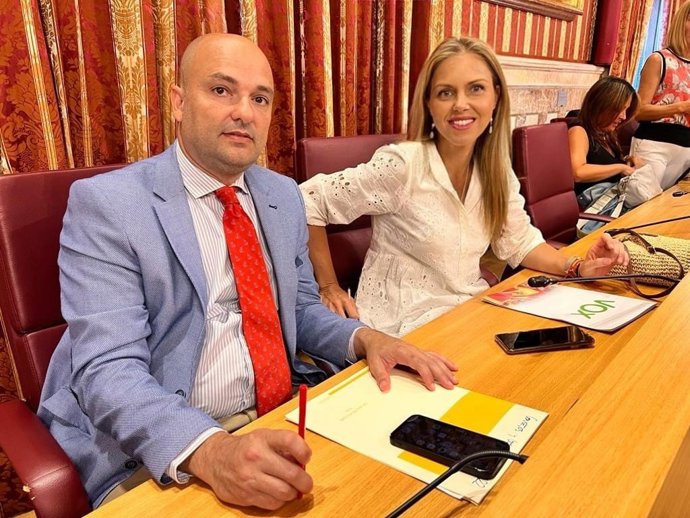 La portavoz municipal de Vox, Cristina Peláez, y el concejal de su formación Gonzalo García de Polavieja.