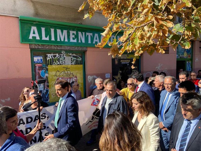 Isabel Díaz Ayuso visita la zona afectada por la línea 7B en San Fernando de Henares