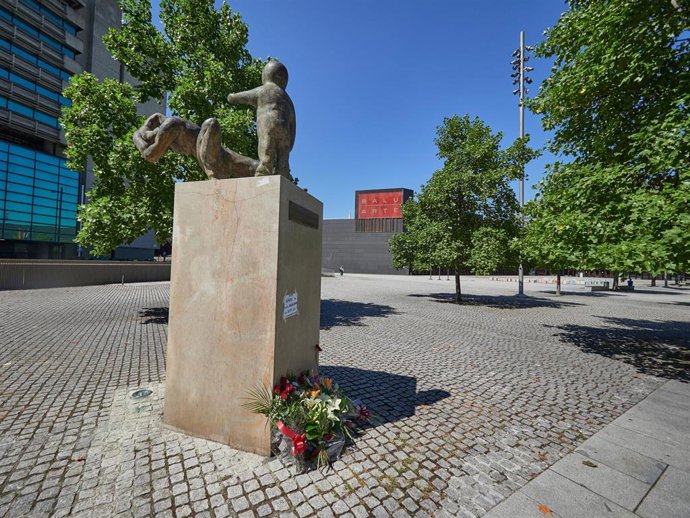Archivo - Vista general del monumento a las víctimas de terrorismo, situado en el centro de la plaza Baluartte de Pamplona, (archivo)