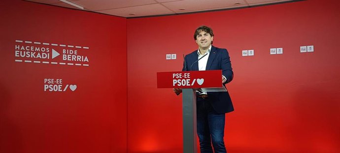 El secretario general del PSE-EE, Eneko Andueza, en una comparecencia en la sede socialista de Bilbao