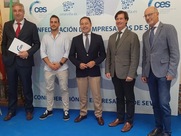 Reunión del presidente del PP de Sevilla y su homólogo en la CES, durante un encuentro en la sede de la organización empresarial.