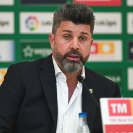 El propietario del Elche CF, Christian Bragarnik, en rueda de prensa en el Martínez Valero.