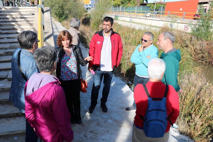 Visita de los concejales María Sánchez y Alberto Bustos a las riberas del Esgueva.