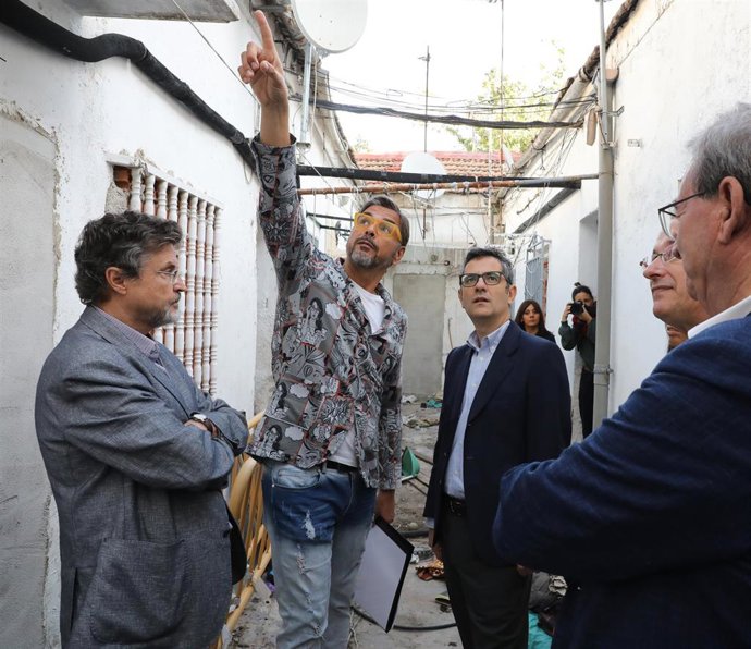 El ministro de la Presidencia, Relaciones con las  Cortes y Memoria Democrática, Félix Bolaños, su visita a las casas bombardeadas durante la Guerra Civil en el barrio de Entrevías, a 14 de octubre de 2022, en Madrid (España). 