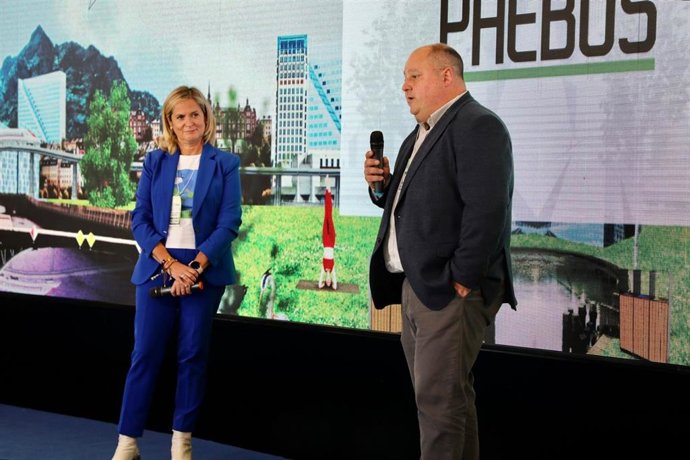 La alcaldesa de Barakaldo, Amaia del Campo, y el gerente de Phebus, Juan Antonio González.