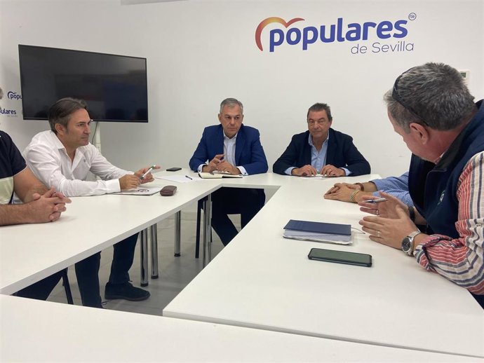 José Luis Sanz, candidato del PP a la Alcaldía de Sevilla, se ha reunido con la representación del CSIF en Lipasam.