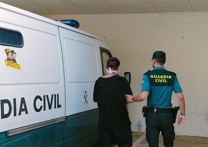 Momento de la detención por parte de la Guardia Civil en Ibiza.