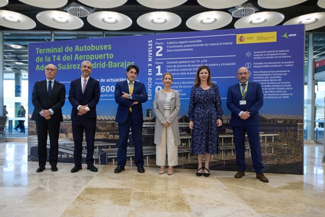 La ministra de Transportes,  Raquel Sánchez; el presidente de Aena, Maurici Lucena; el consejero de Transportes e Infraestructuras de la Comunidad de Madrid, David Pérez, y el director del Aeropuerto Adolfo Suárez Madrid- Barajas, Mario Otero 