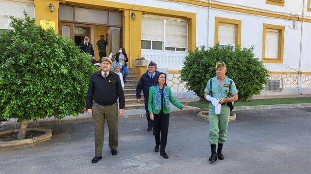 Margarita Robles junto a mandos de la Brileg en Viator (Almería)