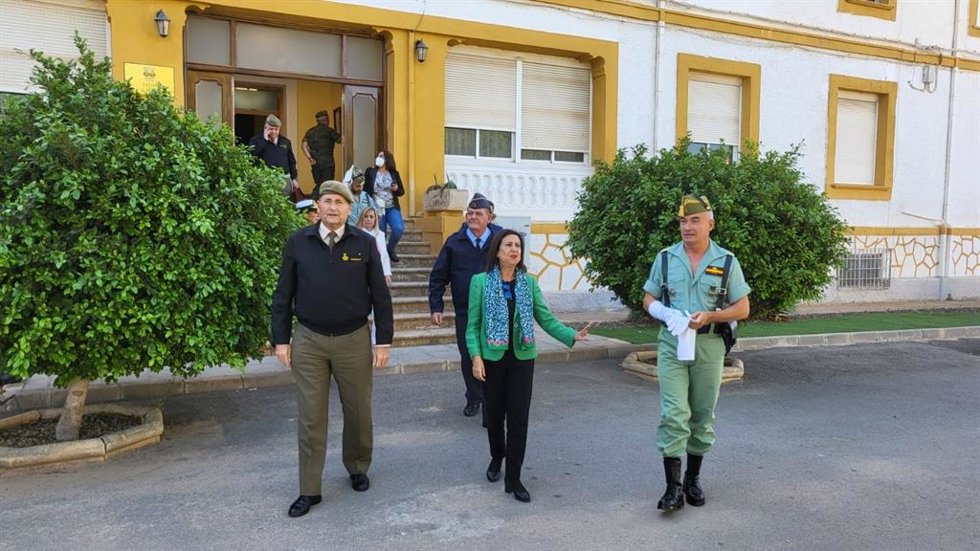 Margarita Robles junto a mandos de la Brileg en Viator (Almería)