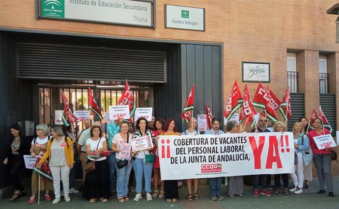 Movilización de CCOO para exigir la "cobertura del personal laboral" en los centros educativos de la provincia.