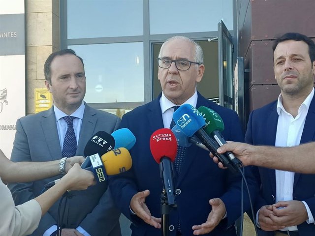 Estrella atiende a los medios, junto al alcalde de Linares, Javier Perales (d), y el delegado de Turismo, Cultura y Deporte, José Ayala.