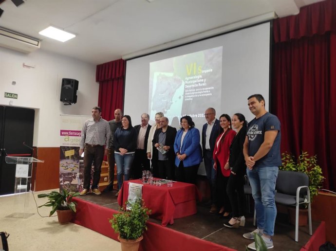 Participantes en la apertura del simposio de Almócita (Almería).