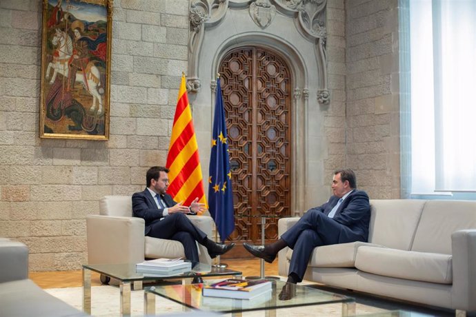 Archivo - El presidente de la Generalitat, Pere Aragons (i) y el vicepresidente de la Comisión Europea, Margaritis Schinás (d), durante su reunión en el Palau de la Generalitat el 30 de junio de 2022. ARCHIVO.