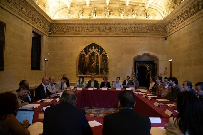 Reunión, presidida por el alcalde de Sevilla, Antonio Muñoz, en la que ha quedado constituido el Comité Director para dar forma a la candidatura para la sede de la Agencia Espacial.