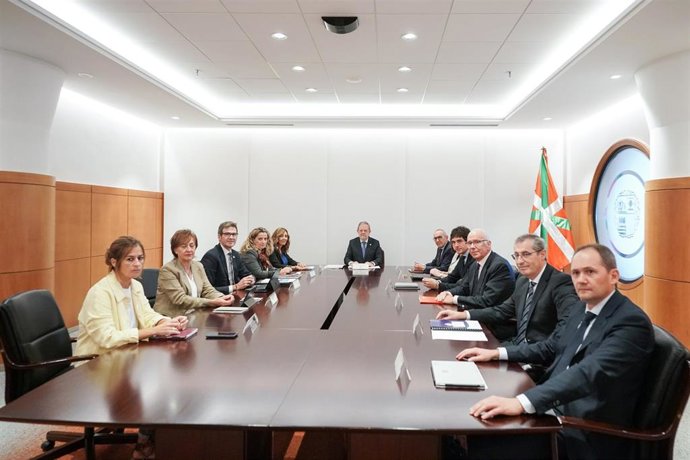 Reunión del Consejo Vasco de Finanzas en Vitoria.