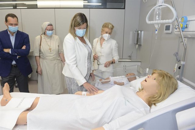 La consellera de Salud visita una de las salas de simulación de la Escuela de Enfermería del Cesag y Quirónsalud.