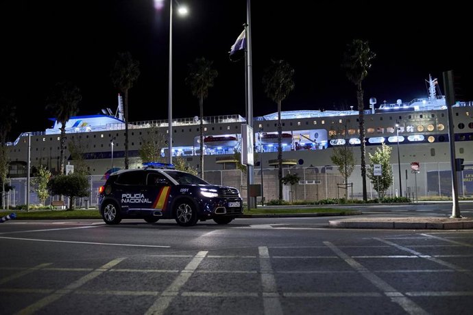 Archivo - Un coche de Policía Nacional circulando por la calle Antonio López de Santander.