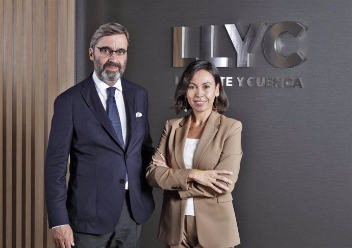 La directora del área de asuntos europeos de LLYC, Paloma Baena, y el asesor principal de la firma, Pablo García-Berdoy.