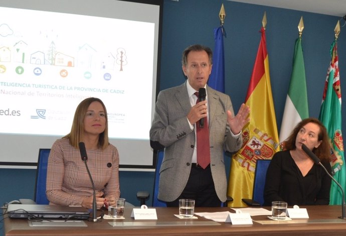 Román y Ana Carrera en la presentación del Sistema de Inteligencia Turística de Diputación