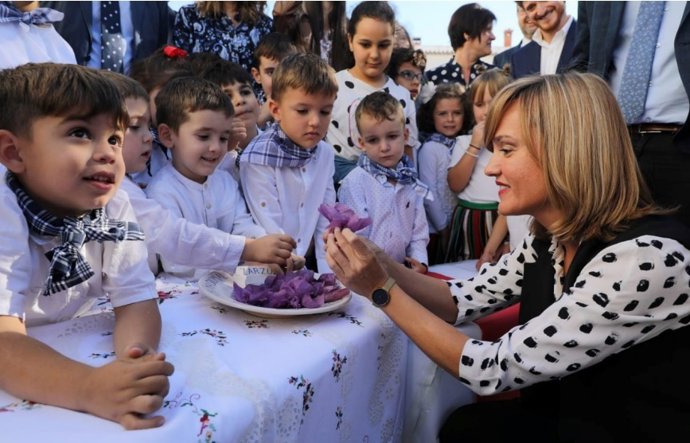 Archivo - La ministra de Educación y Formación Profesional, Pilar Alegría, con alumnos del CEIP 'El Santo' de La Solana'