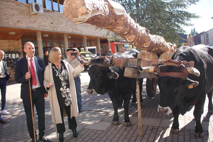 El alcalde de Duruelo y la presidenta de la CHD.