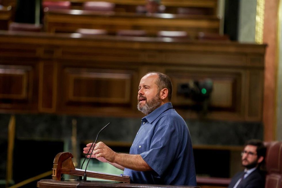 El diputado de En Comú Podem, Joan Mena Arca, interviene durante una sesión plenaria, en el Congreso de los Diputados, a 20 de septiembre de 2022, en Madrid (España).