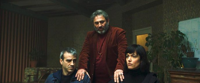 Fotograma de la película 'Pequeña flor' de Santiago Mitre, con los actores Daniel Hendler, Sergi López y Vimala Pons