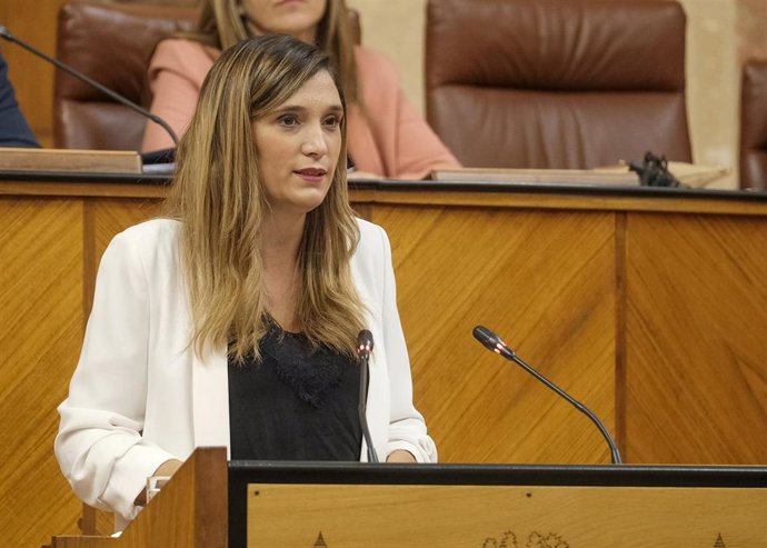 La portavoz adjunta del Grupo Socialista, María Márquez, en el Pleno del Parlamento andaluz.