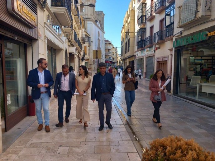 La delegada de Empleo, Empresa y Trabajo Autónomo de la Junta de Andalucía, María Dolores Gálvez (tercera por la izda.), en su visita a Montilla.