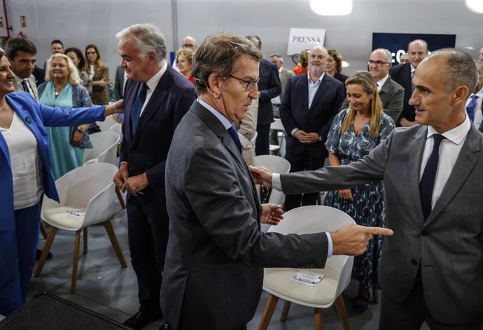 El presidente del Partido Popular, Alberto Núñez Feijóo (i) y el director del diario 'Las Provincias', Jesús Trelis (d), a su llegada al encuentro sobre Los Retos del Futuro del diario 'Las Provincias', a 14 de octubre de 2022, en Valencia, Comunidad de