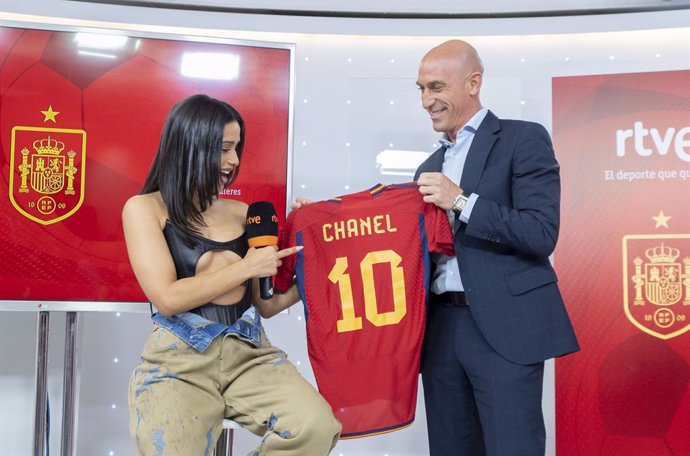 La cantante Chanel recibe del presidente de la Real Federación Española de Fútbol, Javier Rubiales, una camiseta de la selección con su nombre durante su presentación para hacer la canción oficial que acompañará a la Selección Española en el Mundial de 