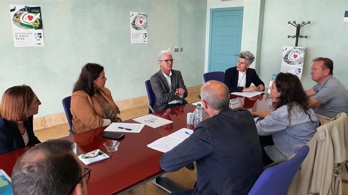 La eurodiputada del BNG, Ana Miranda, y las diputadas del BNG en el Parlamento gallego Rosana Pérez y Mercedes Queixas, en una reunión mantenida con la directiva de la Lonja de A Coruña y representantes de la flota afectada por el veto de la UE