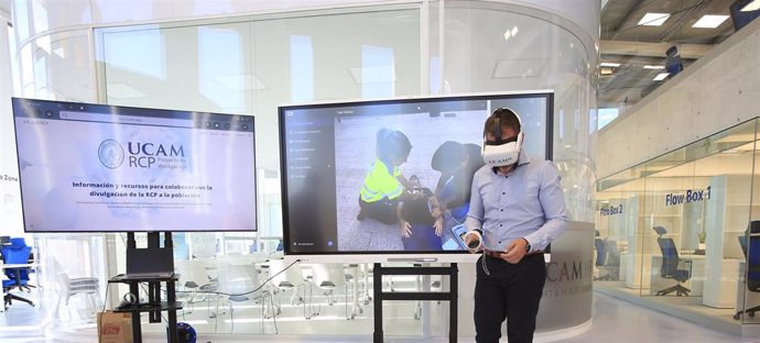Manuel Pardo, profesor de la UCAM e investigador principal del Grupo Nuevas Tecnologías para la Salud de la Universidad, en el HiTech, con las gafas de realidad virtual, visionando un vídeo 360