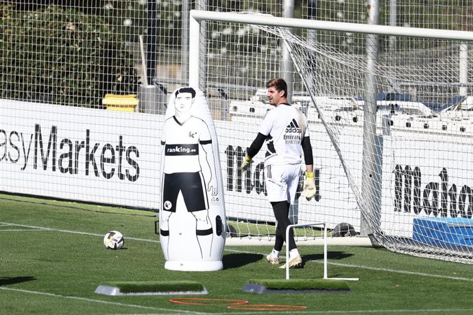 El guardameta belga del Real Madrid Thibaut Courtois durante un entrenamiento del Real Madrid