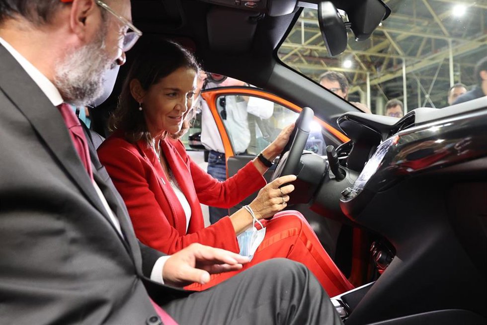La ministra de Industria, Comercio y Turismo, Reyes Maroto, prueba un coche durante su visita a la planta de Stellantis.