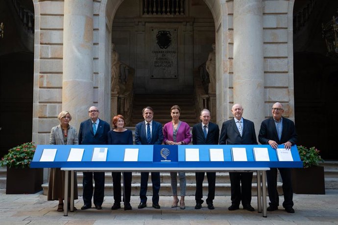 Foto de familia del Jurado del Premio Planeta compuesto por José Manuel Blecua, Fernando Delgado, Juan Eslava Galán, Pere Gimferrer, Carmen Posadas, Rosa Regs y Belén López,en Casa Llotja de Mar, a 15 de octubre de 2022, en Barcelona, Cataluña, (España